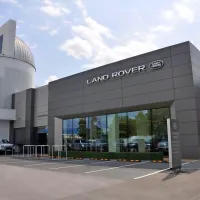 Novi prodajni salon znamke Land Rover v Sloveniji stoji tik ob 
severni ljubljanski obvoznici.