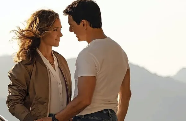 Mavericku tudi tokrat pot preseka lepotica, a ne Charlie, temveč 
Penny (Jennifer Connelly), ki pa se tako kot njena predhodnica 
naokoli prevaža z vintidž porschejem.