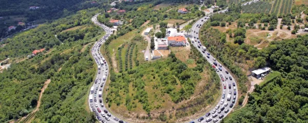 Šmarska cesta vse pogosteje kaže podobo s pločevino preplavljene prometnice.