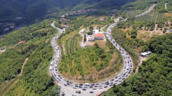 Šmarska cesta vse pogosteje kaže podobo s pločevino preplavljene prometnice.