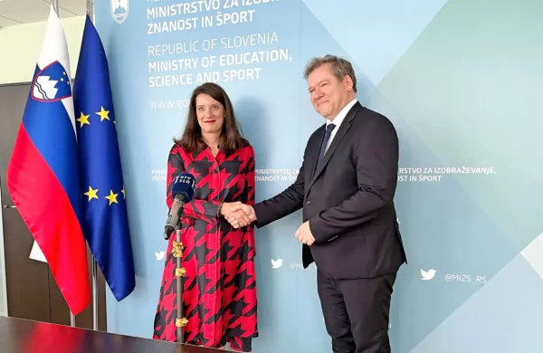Simona Kustec na primopredaji poslov svojemu nasledniku Igorju 
Papiču.