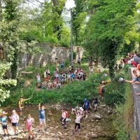 Nedavno urejeno tematsko pot, ki povezuje Čežarje in Dekane, je 
včeraj prehodilo 120 osnovnošolcev, danes zjutraj pa še 200.