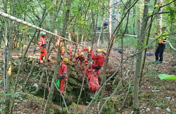Nesrečnega migranta so jamarski reševalci potegnili iz brezna štiri 
ure po padcu. 