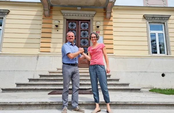 Maša Klavora od Uroša Brežana prevzema župansko odgovornost.