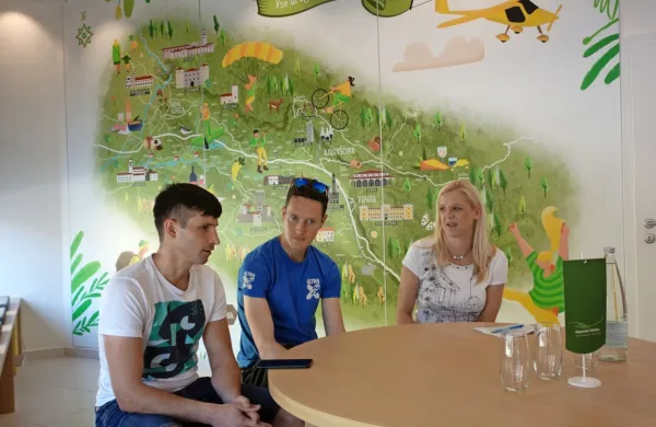 Dogodek so včeraj v Ajdovščini predstavili (z leve): Boštjan Mikuž, 
Sam Heward in direktorica Zavoda za turizem  Nova Gorica in 
Vipavska dolina Erika Lojk.   