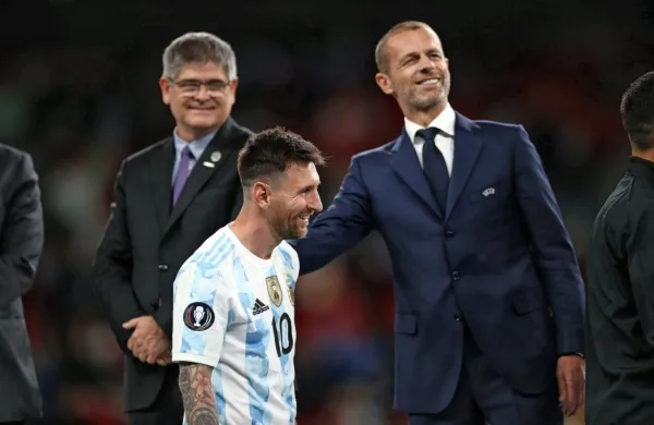 Lionelu Messiju (v sredini) in Argentini je po zmagi na medcelinskem pokalu čestital tudi predsednik evropske nogometne 
zveze Aleksander Čeferin (desno).  