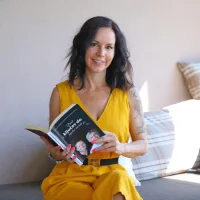 Martina Lenassi Velušček s knjigo Deset ključev do popolne 
svobode, eno izmed najbolj znanih  publikacij  začetnikov Access 
Consciusnes Garyja Douglasa in Daina Heera. 