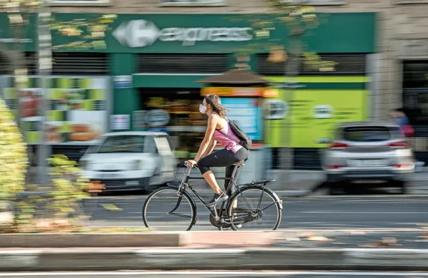 Kolesarji so poleg pešcev najbolj izpostavljeni v prometu. 