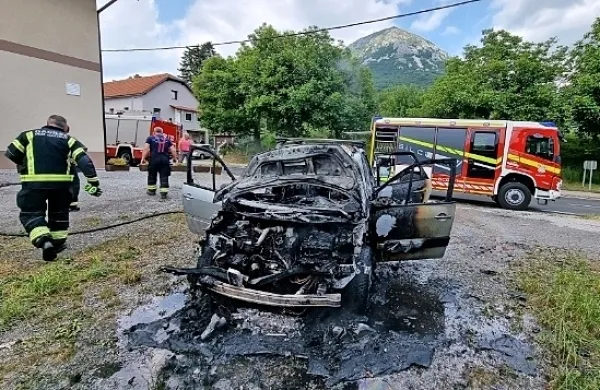 Avto zgorel ob gasilskem domu