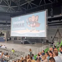 Deželak Junak ponosno na odru Stožic