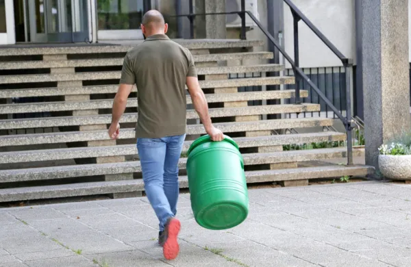 Novogoriški  kriminalisti so  v  četrtek zvečer  na sodišče  prinesli  
tudi zasežene dokaze.    