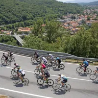 V soboto dopoldne je iz Ljubljane na 108 kilometrov dolgo pot 
proti Brdom krenila karavana 800 kolesarjev na 26. kolesarskem 
maratonu Junaki vinogradov.