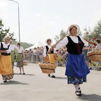 V Brdih živo, kot že dolgo ne: praznik se je vrnil na dobro letino če&scaron;enj (FOTO in VIDEO)