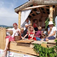 V Brdih živo, kot že dolgo ne: praznik se je vrnil na dobro letino če&scaron;enj (FOTO in VIDEO)
