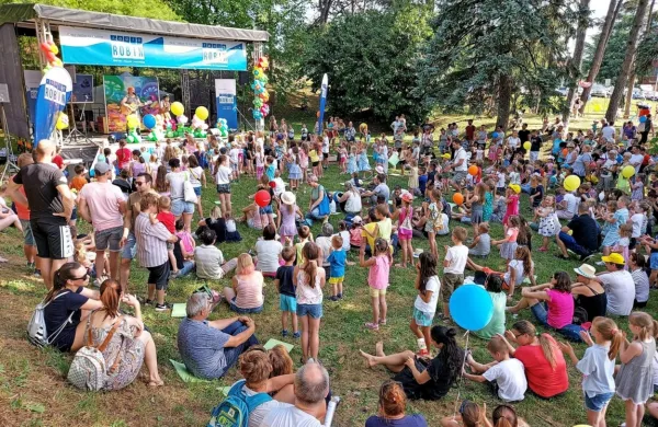 Pod glavnim odrom se je trlo otrok, ki so družno prepevali pesmice 
in se zabavali ob predstavah. 