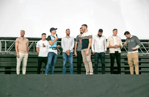 Premiere  dokumentarca  2017 - Tri, dva, ena, nič, Slovenija je 
evropski prvak,  se je v Stožicah udeležilo 9000 gledalcev, med 
njimi osem zlatih reprezentantov na čelu z Luko Dončićem.