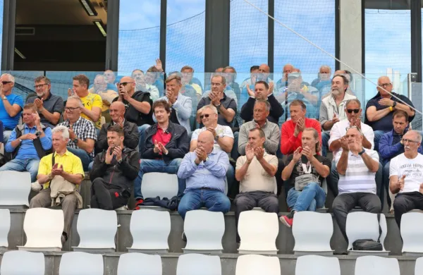 Skupina nekdanjih nogometašev na tribuni med uradnim delom 
srečanja.