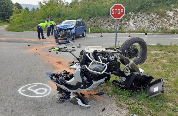 Nemškemu   motoristu  je       v  križišču   v  Hrušici           z   avtom   prekrižal   pot  
starejši  domačin.        