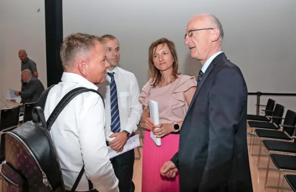 Franci Matoz (levo), predsednik nadzornega sveta Luke, v pogovoru s predstavnikoma  SDH (v sredini) in  Stojanom Zdolškom 
(desno),   ki je vodil včerajšnjo skupščino.