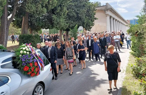 Od Borisa Pahorja se je na tržaškem pokopališču sv. Ane danes 
poslovilo več sto rojakov z obeh strani meje in tudi italijanski 
sodržavljani