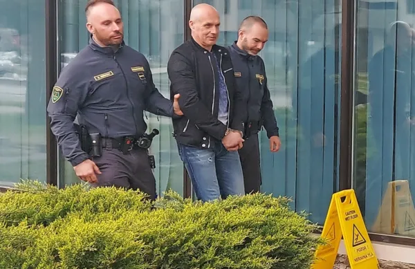 Martin Bohnec  je  v  priporu   od lanskega   oktobra,   ko  so   policisti   pri  njem  doma opravili  tudi hišno  preiskavo. 