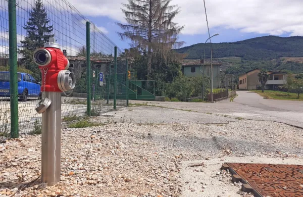 Javni vodovod v Anhovem  jeseni ne bo več tekel pod industrijsko 
cono. Krajani, ki jih je leta 2020 zelo vznemirilo onesnaženje iz 
čistilne naprave Eternita, si obetajo, da bo oskrba bolj varna.  