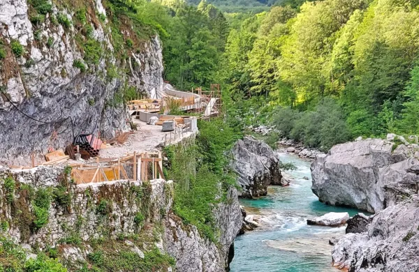 Najbolj zahteven odsek bodo za promet proti kampu Lazar odprli   
konec junija.