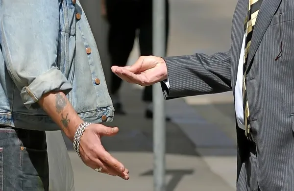 Policija poziva občane, naj bodo ob lažnih humanitarcih izredno 
previdni in naj se jim raje izognejo. 