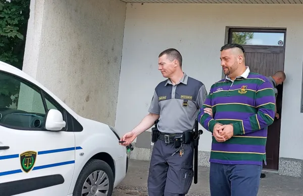 Enis  Kočan   je končal  v koprskem   priporu  po    februarski  aretaciji    v   
Španiji.