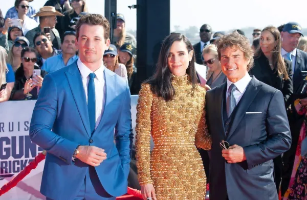 Tom Cruise na svetovni premieri filma Top Gun: Maverick s 
soigralcema Milesom Tellerjem in Jennifer Connelly.