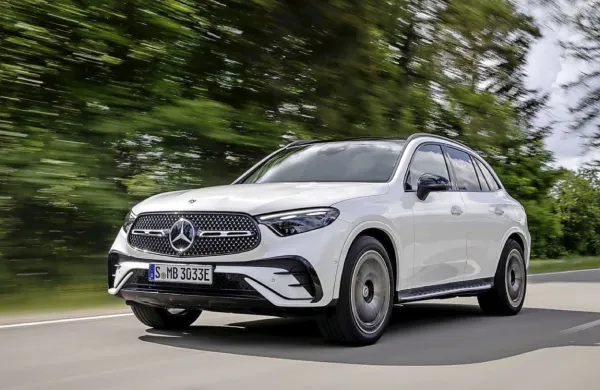 Mercedes je predstavil novo generacijo njihovega najbolj prodajanega SUV. Avto bo kot predhodnik na voljo kot PHEV, le da bo dosega zdaj 
precej več.