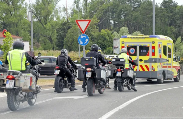 Več kot simbolična fotografija: skupina motoristov se na Goriškem 
pelje za reševalnim avtomobilom. Žal mnogi končajo svojo vožnjo 
prav na postelji v reševalnem vozilu.