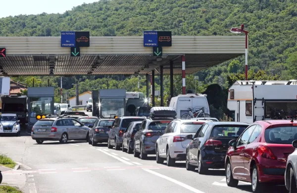 Mejni kontroli v Sečovljah se lahko zahvali 60-letna Nemka, da se 
njeno potovanje na Hrvaško ni končalo tragično. 