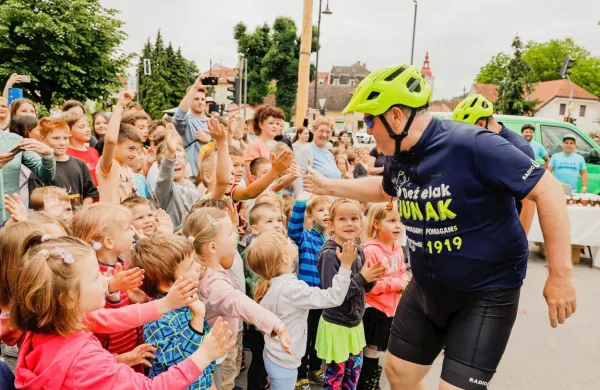Deželak Junak že 9. dan poganja pedala svojega kvadrocikla na 
dobrodelni avanturi po Sloveniji, kjer skupaj s poslušalci in 
celotno Slovenijo zbira denar za počitnice otrok iz socialno 
ogroženih družin.