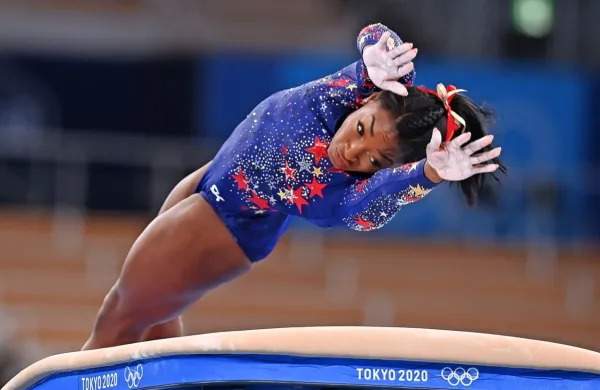Olimpijska zmagovalka v gimnastiki Simone Biles skupaj s še 
okrog 90 drugih  telovadk od FBI zahteva milijardo dolarjev 
odškodnine.