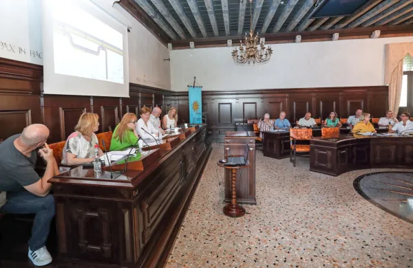 Na predstavitvi ideje o vetrnicah  na Goliču so se kresala mnenja zagovornikov in nasprotnikov projekta. 