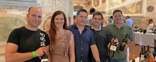 Na Okusih Vipavske so domače Črniče zastopali (z leve) Aleš 
Kosovel in Janja Ušaj, Klemen in Davorin Ušaj ter Miha Cigoj.