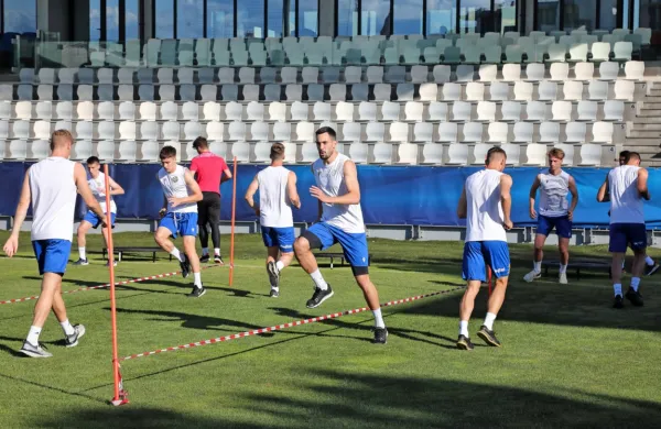 Nogometaši Kopra se te dni potijo na Bonifiki, tako na igriščih kot 
v fitnesu.
