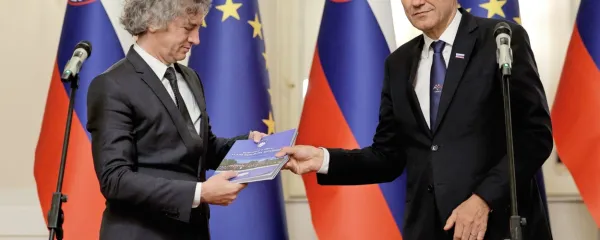 Predsednik vlade Robert Golob in njegov predhodnik Janez Janša 
ob primopredaji vladnih poslov