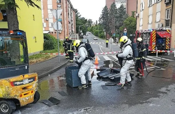 Koprski poklicni gasilci so v neprodušnih oblekah pobirali raztresene akumulatorje.