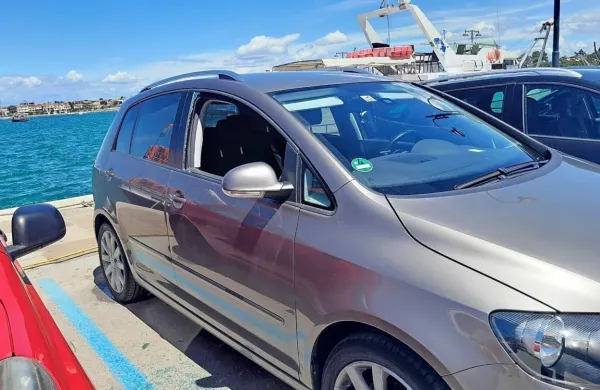 Iz tega avta so gasilci v Umagu rešili približno sedem mesecev 
staro deklico.