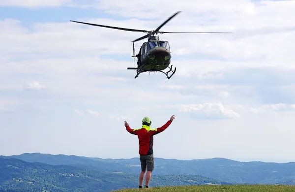 Namesto da bi v dolino letela s padalom, je nesrečna Britanka 
odletela v nosilih s helikopterjem.