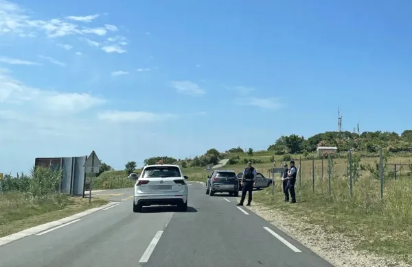 Policisti  so  v  vsej okolici postavili blokadne točke.