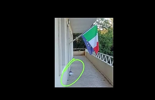 Na enem od volišč v Občini Devin-Nabrežina slovenske zastave 
niso izobesili, ampak so jo pustili kar na tleh.