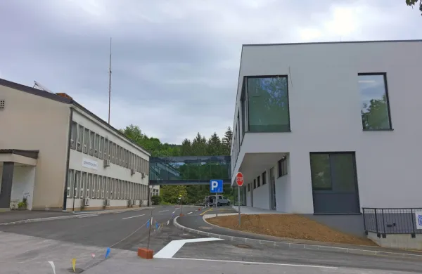 Po preselitvi ambulant v nov prizidek bi v stari stavbi uredili satelitski urgentni center.  