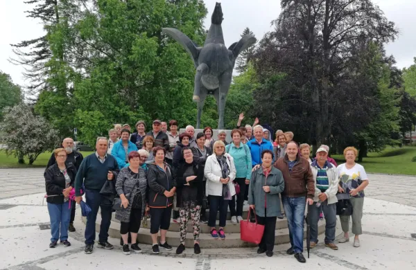 Krilati konj  in koprski del izletnikov z umetnikom  in zbirateljem Nanijem Poljancem (v rjavi jakni v  prvi vrsti), po potrebi tudi turističnim 
vodnikom po Rogaški Slatini  