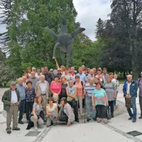 Pegaz  in novogoriški del izletnikov - tisti, ki so se dotaknili njegovega kopita, jim je prinesel srečo. Slatincem je menda prinesel  tudi mineralno 
vodo. Donat Mg je z magnezijem najbogatejša mineralna voda na svetu.    