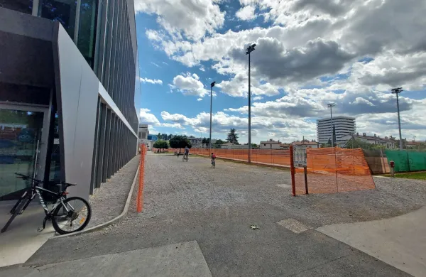 V teh dneh se lotevajo urejanja promenade v športnem parku. 