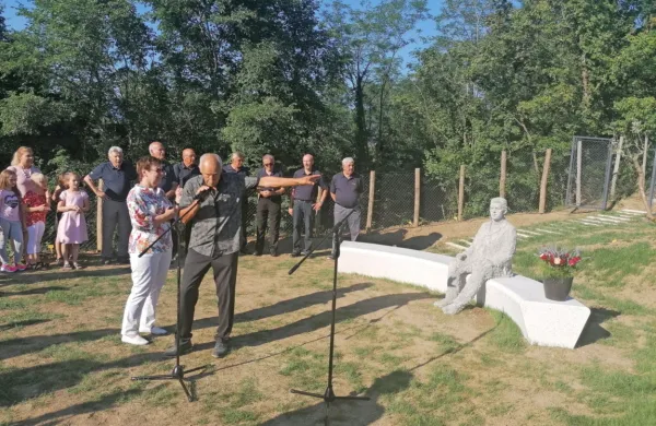 Melanija in Miro Kerševan  sta ponosna, da na njunem zemljišču   
sedi Simon Gregorčič.
