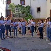 Križane je včeraj pozdravila budnica pihalnega orkestra  Burja pod 
vodstvom Andreja Kobala. 